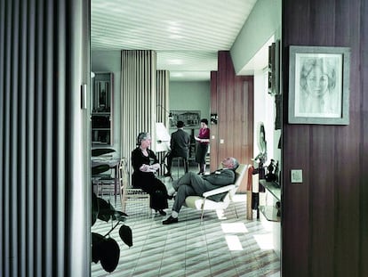 Ponti fue el creador del concepto Diseño Total, que incluía al acto de diseñar contenido y continente. Aquí, en su casa de Via Dezza, en Milán, junto a su mujer Giulia.