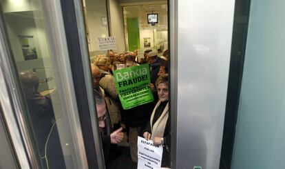 Protesta de afectados por las preferentes en una sucursal de Bankia en Madrid.