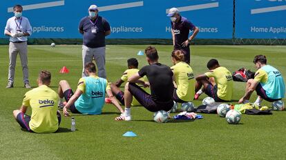 El presidente del Barcelona, Josep Maria Bartomeu (i), con la plantilla.