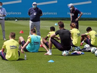 El presidente del FC Barcelona, Josep Maria Bartomeu, se dirige a la plantilla en una imagen de archivo.