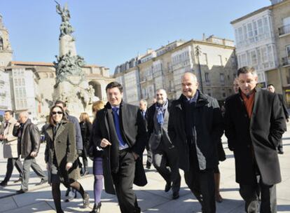 El ministro Chaves caminaba ayer junto al alcalde de Vitoria, Patxi Lázcoz (segundo y tercero por la derecha), por el centro de la ciudad junto a miembros de sus equipos.