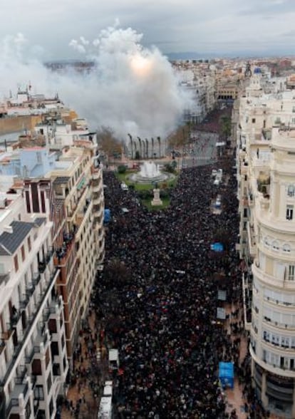 La plaza del Ayuntamiento de Valencia, durante el disparo de la primera 'mascletà' de las Fallas de 2014.