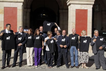 Los diputados del PP, ayer ante el Parlamento de Cataluña, manifestándose a favor de los toros.