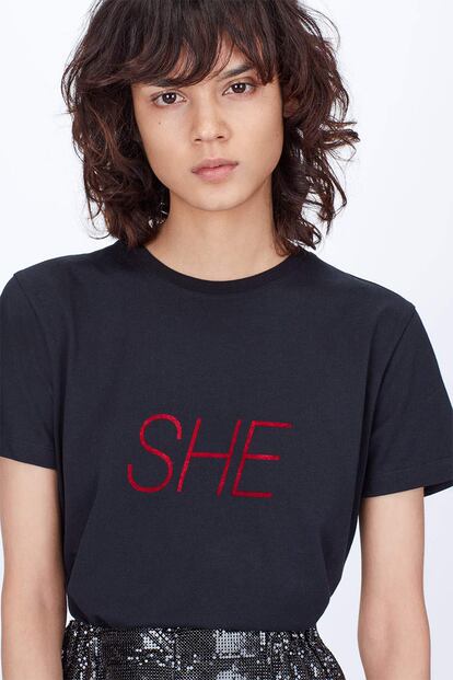 Camiseta con mensaje ‘She’.