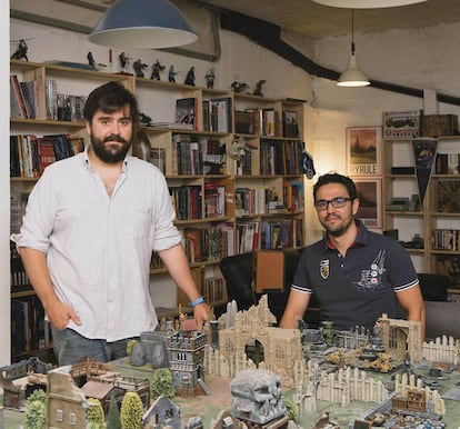 De izquierda a derecha, Juan Sánchez-Verde y Guido Rodríguez de Lema, en la planta sótano de su estudio.