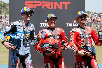 Los pilotos Marc Márquez (Ducati Desmosedici GP25) (c), Alex Márquez (Ducati Desmosedici GP24)  (i) y el italiano Francesco 'Pecco' Bagnaia (Ducati Desmosedici GP25) tras quedar en primera, segunda y tercera posición, en la carrera al 'sprint' del Gran Premio de España el pasado 26 de abril.