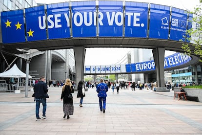 Visitantes acudiendo al Parlamento Europeo. EFE