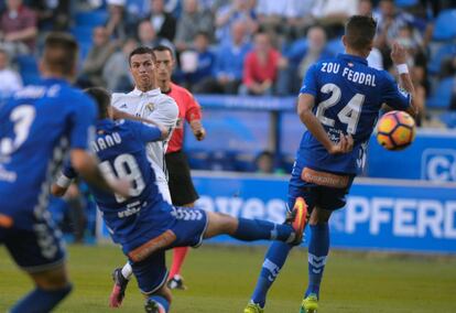 Cristiano Ronaldo durante un ataque en la segunda mitad del partido.