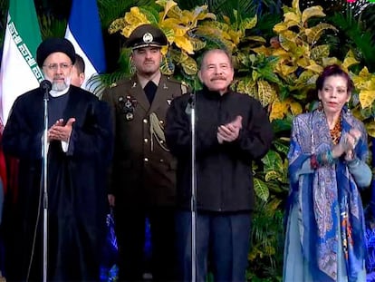 El presidente de Irán, Ebrahim Raisi, junto al de de Nicaragua, Daniel Ortega, y su esposa, la vicepresidenta Rosario Murillo, este martes en Managua.