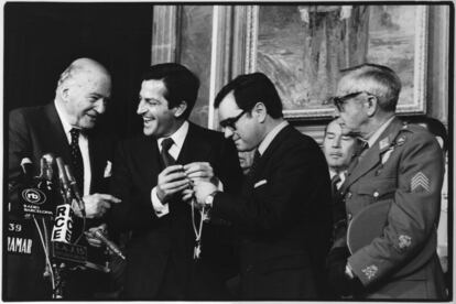 Josep Tarradellas, cuando fue proclamado presidente de Cataluña, en 1977, acompañado por el presidente del Gobierno, Adolfo Suárez y el ministro del Interior, Rodolfo Martín Villa.
