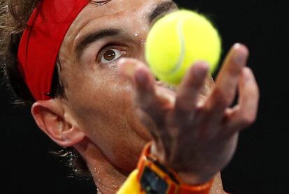 Nadal sirve ante De Miñaur, este sábado en Sídney.