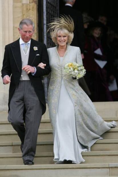 El príncipe de Gales, Carlos de Inglaterra, y su mujer, Camila, duquesa de Cornualles, salen de la capilla de San Jorge del castillo de Windsor donde se celebró la ceremonia religiosa tras la ceremonia civil de su boda en Windor, el 9 de abril de 2005.
