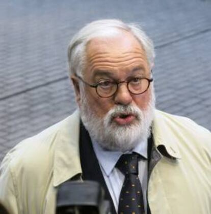 El ministro español de Agricultura, Alimentación y Medio Ambiente, Miguel Arias Cañete, hace declaraciones a los medios a su llegada al Consejo Europeo para participar en la reunión de dos días que los ministros de Agricultura y Pesca de la Unión Europea (UE) inician hoy.