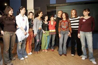 El cineasta Bigas Luna posa entre las jóvenes que se presentaron al <i>casting</i> en Ávila.
