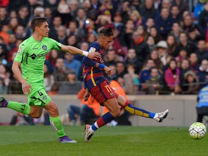 Neymar remata ante Vel&aacute;zquez.