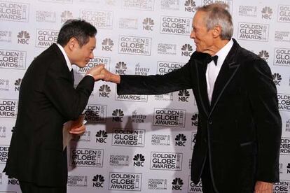 El director Ang Lee saluda al actor y director Clint Eastwood durante la gala de los Globos de Oro.