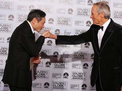 El director Ang Lee saluda al actor y director Clint Eastwood durante la gala de los Globos de Oro.