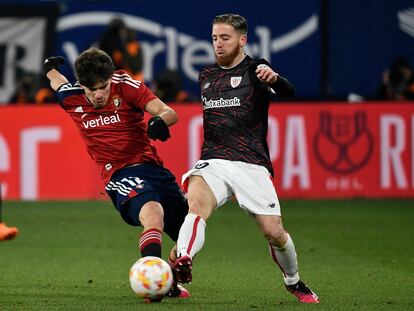 Abde y Muniain disputan el balón este miércoles en El Sadar.