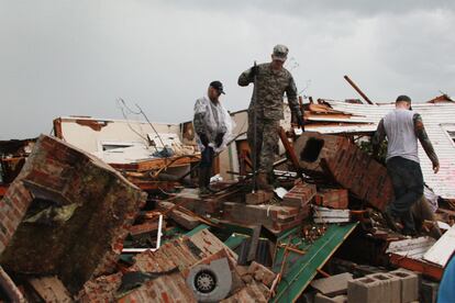 Los servicios de limpieza y los vecinos de la localidad de Joplin buscan lo que pueda ser reutilizado entre los restos de la devastación.