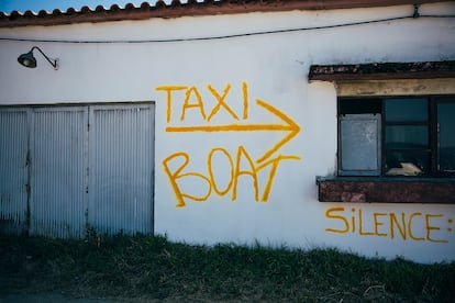 Pintada que anuncia un servicio de bote para cruzar el Miño desde Caminha.