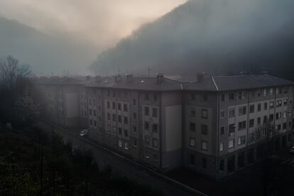 La barriada minera de Rioturbio, en Mieres, fue construida en los años cincuenta. Llegó a tener una población de 2.500 personas, pero el cierre de las  explotaciones mineras en el valle provocó el éxodo progresivo de sus habitantes.