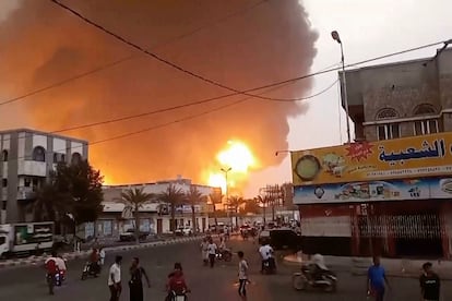 Una captura de vídeo en la que se ve una de las explosiones de este sábado en Hodeida (Yemen).