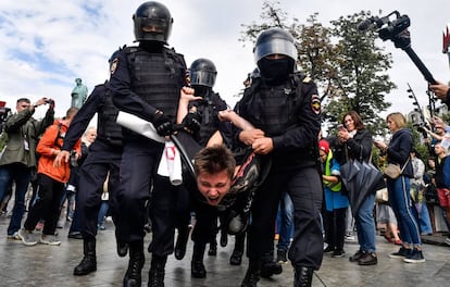 Agentes de policía detienen a un manifestante, este sábado en Moscú.