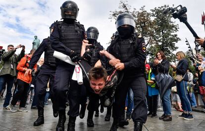 Agentes de policía detienen a un manifestante, este sábado en Moscú.