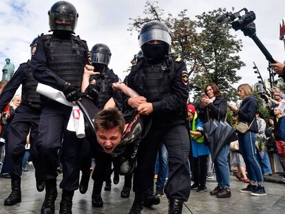 Agentes de policía detienen a un manifestante, este sábado en Moscú.