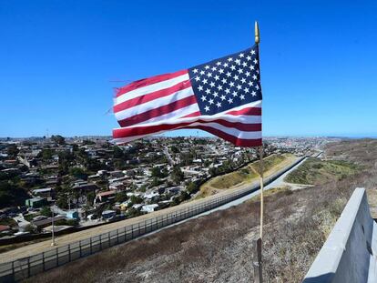 Un agente de la policía de fronteras, en la valla entre Tijuana y San Diego. 