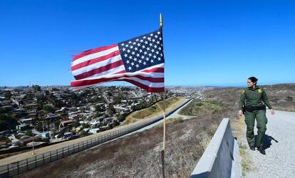 Un agente de la policía de fronteras, en la valla entre Tijuana y San Diego. 