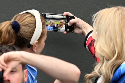 La actriz australiana Rebel Wilson se hace un selfi con una de las asistentes a Wimbledon.