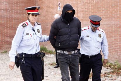 Un dels detinguts per haver boicotejat una urna en un col·legi de Girona.