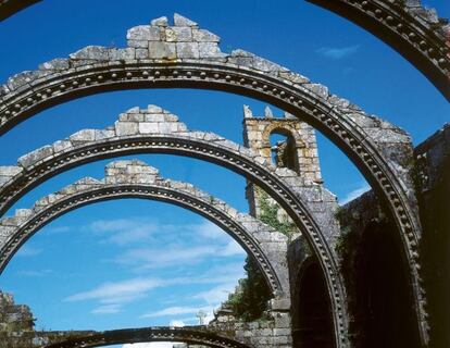 Arcos de la iglesia del cementerio de Cambados.