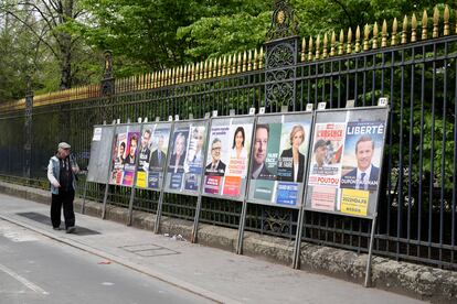 Un hombre pasa ante varios carteles electorales en Burdeos, el martes.