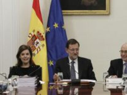 El jefe del Gobierno, Mariano Rajoy (c), el ministro de Hacienda y Administraciones P&uacute;blicas, Crist&oacute;bal Montoro (d), y la vicepresidenta del Ejecutivo, Soraya S&aacute;enz de Santamar&iacute;a (i), durante la reuni&oacute;n de la Comisi&oacute;n para la Reforma de las Administraciones P&uacute;blicas.