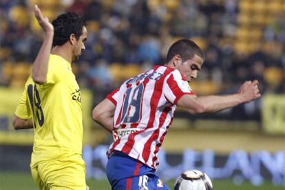 Domínguez protege el balón ante Ángel.