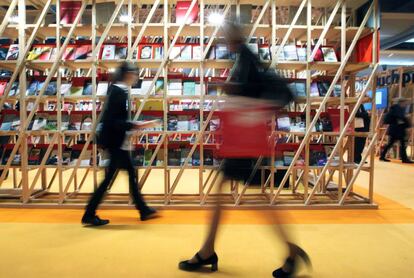 Visitantes pasean por la Feria del libro de Fráncfort.