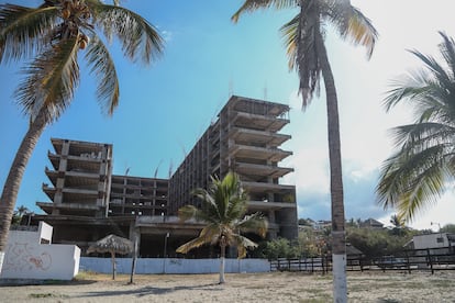 La construcción de un hotel abandonada en Puerto Escondido.