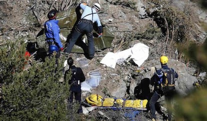 Trabajos de rescate de cadáveres de las víctimas.