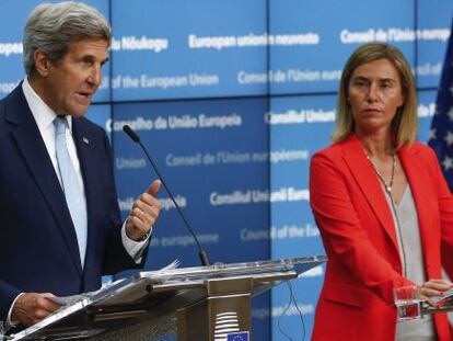 La alta representante de la UE para la Pol&iacute;tica Exterior, Federica Mogherini (d), y el secretario de Estado de EEUU, John Kerry, ofrecen una rueda de prensa despu&eacute;s de un desayuno de trabajo antes del Consejo de Ministros de Exteriores de la UE en Bruselas, hoy, 18 de julio de 2016. 