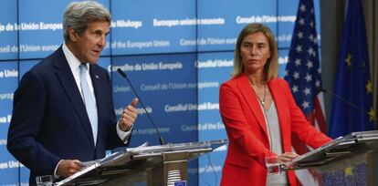 La alta representante de la UE para la Política Exterior, Federica Mogherini (d), y el secretario de Estado de EEUU, John Kerry, ofrecen una rueda de prensa después de un desayuno de trabajo antes del Consejo de Ministros de Exteriores de la UE en Bruselas, hoy, 18 de julio de 2016.