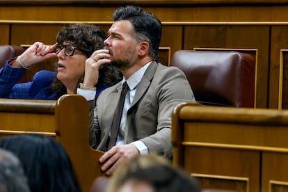 Los diputados de ERC Gabriel Rufián y Teresa Jordà, durante el pleno de este jueves en el Congreso.