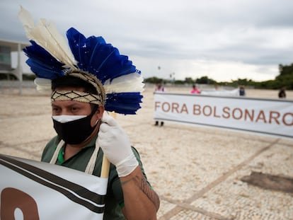 Indígenas protestam em Brasília por demarcação de terras em abril de 2021.