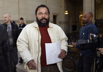 Dieudonné, a su llegada al tribunal correccional de París el pasado jueves.