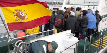 Agentes de la Guardia Civil y los inmigrantes rescatados, a su llegada a Motril el domingo.