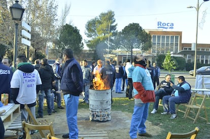 Trabajadores de Roca durante las protestas en 2013 por los recortes en la planta. Cortesía de Francisco López Medina.