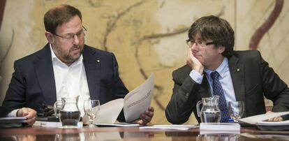 Oriol Junqueras y Carles Puigdemont durante la reunión de Gobierno.