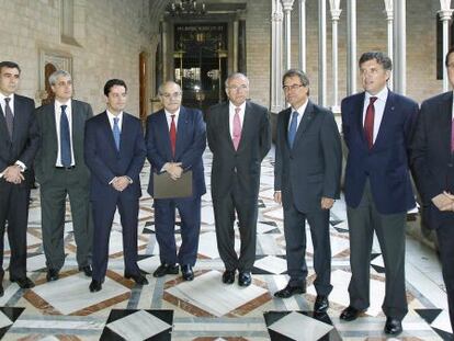 D'esquerra a dreta, Xavier Adserà; el secretari del Govern, Germà Gordó; Enrique Bañuelos; Andreu Mas-Colell; el president de La Caixa, Isidre Fainé; Artur Mas; Lluís Recoder i Francesc Xavier Mena.