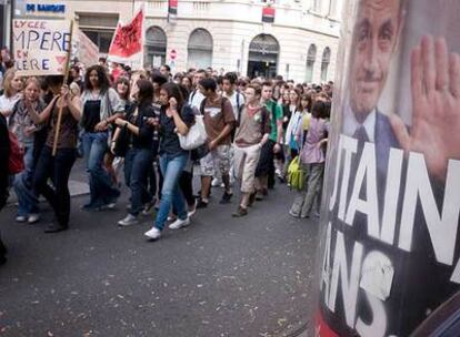 Manifestación de estudiantes ayer en Lyon contra la reforma educativa de Sarkozy.